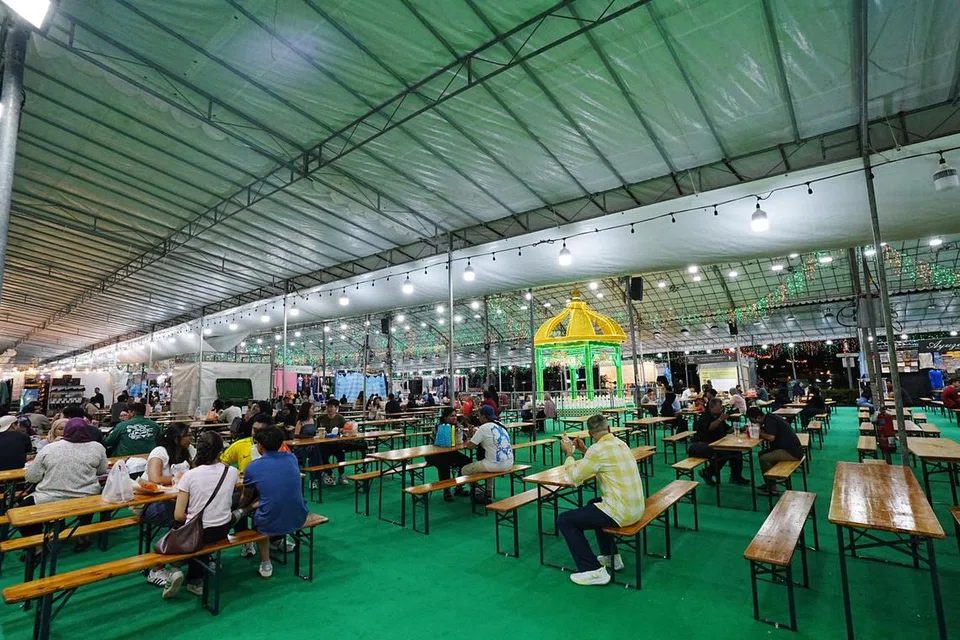 Bazar Raya Geylang Serai 2025 menawarkan sekitar 500 gerai dan akan beroperasi selama 33 hari, dari 26 Februari hingga 30 Mac.