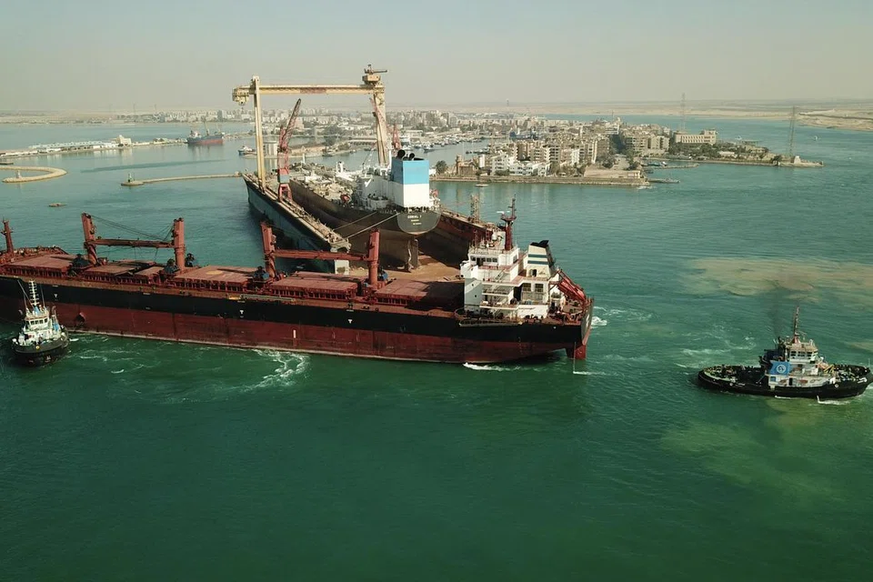 PERDAGANGAN DUNIA TERJEJAS: Kapal tangki Greek Zografia menjalani pembaikan di limbungan Suez Shipyard Co di Ismailia, Mesir, selepas diserang Houthi di Laut Merah pada 22 Januari.
