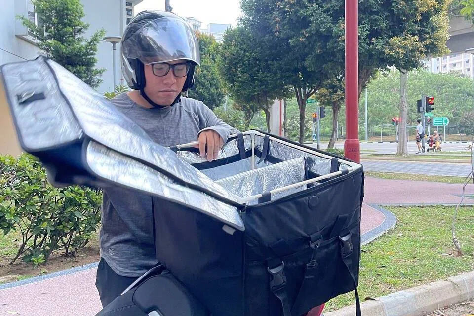 Rakan penghantar sambilan, Encik Harits Dzakir Abdul Aziz, berusia 26 tahun, memerhatikan penglihatannya terjejas dalam keadaan jerebu, terutama sekali semasa PSI cecah paras sangat tidak sihat pada minggu lepas.