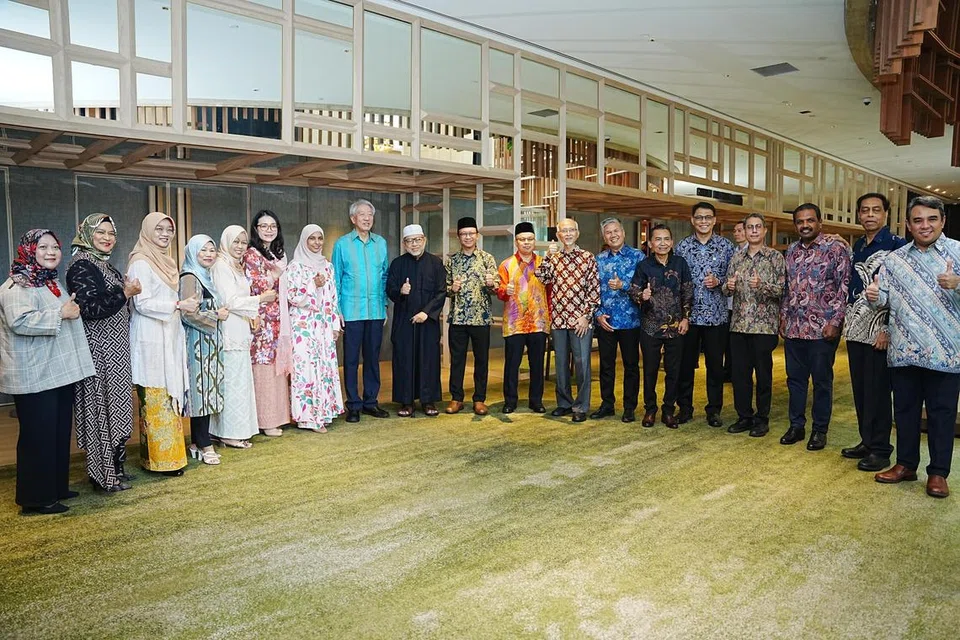 Menteri Kanan, Encik Teo Chee (lapan dari kiri) bergambar dengan pemimpin masyarakat daripada agensi pemerintah dan pertubuhan Melayu/Islam yang menghadiri Majlis Makan Tengah Hari bagi Menghargai Relawan Masyarakat Kementerian Ehwal Dalam Negeri (MHA) ke-18 pada 28 September.