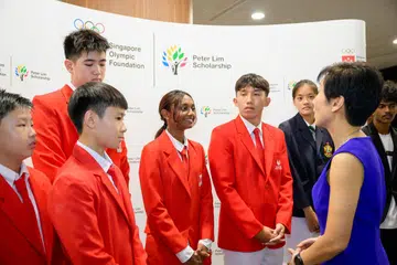 Menteri Kemampanan dan Sekitaran, Cik Grace Fu, yang juga merupakan Presiden Majlis Olimpik Kebangsaan Singapura (SNOC), bersama beberapa atlet-pelajar yang menerima Biasiswa Yayasan Olimpik Singapura (SOF)-Peter Lim di Pusat Konvensyen Temasek pada 27 Mei. 