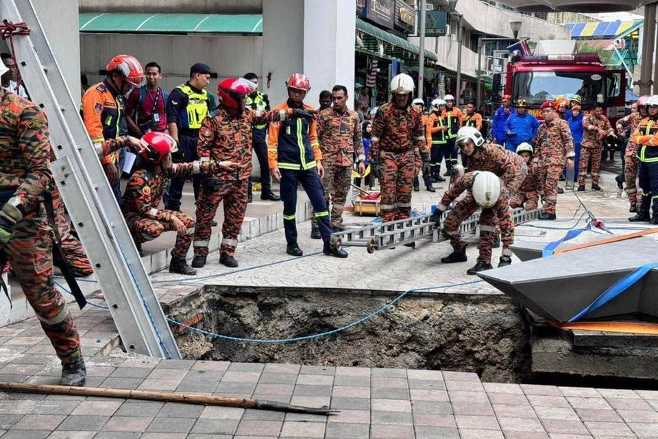 Anggota Jabatan Bomba dan Penyelamat Malaysia giat menjalankan kerja mencari dan menyelamat seorang wanita warga India yang dipercayai tertimbus ke dalam lubang sedalam 10 meter selepas berlaku mendapan tanah di siar kaki kawasan pelancongan di Masjid India, Kuala Lumpur, pada pagi 23 Ogos.
