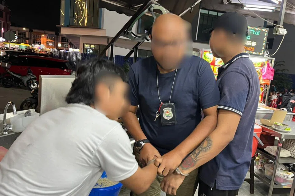 Seramai 63 individu diperiksa oleh Jabatan Imigresen Malaysia Negeri Johor, yang menyaksikan 37 individu ditahan atas pelbagai kesalahan imigresen.