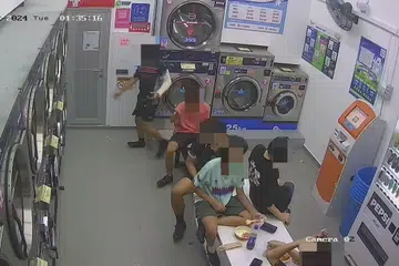 Sekumpulan remaja kelihatan merayau dan lepak di kedai dobi layan diri CleanPro Express di West Coast pada waktu malam.