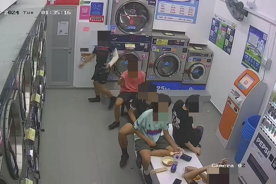 Sekumpulan remaja kelihatan merayau dan lepak di kedai dobi layan diri CleanPro Express di West Coast pada waktu malam.