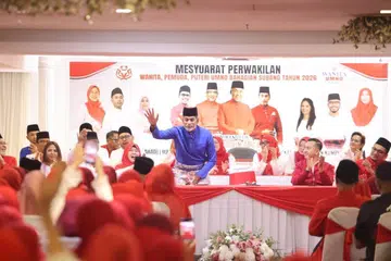 Mantan Ketua Pemuda Umno Malaysia, Encik Khairy Jamaluddin (baju biru) merasmikan Mesyuarat Perwakilan Pergerakan Pemuda Umno Bahagian Subang di Bangunan Umno Selangor, pada malam 19 Julai.
