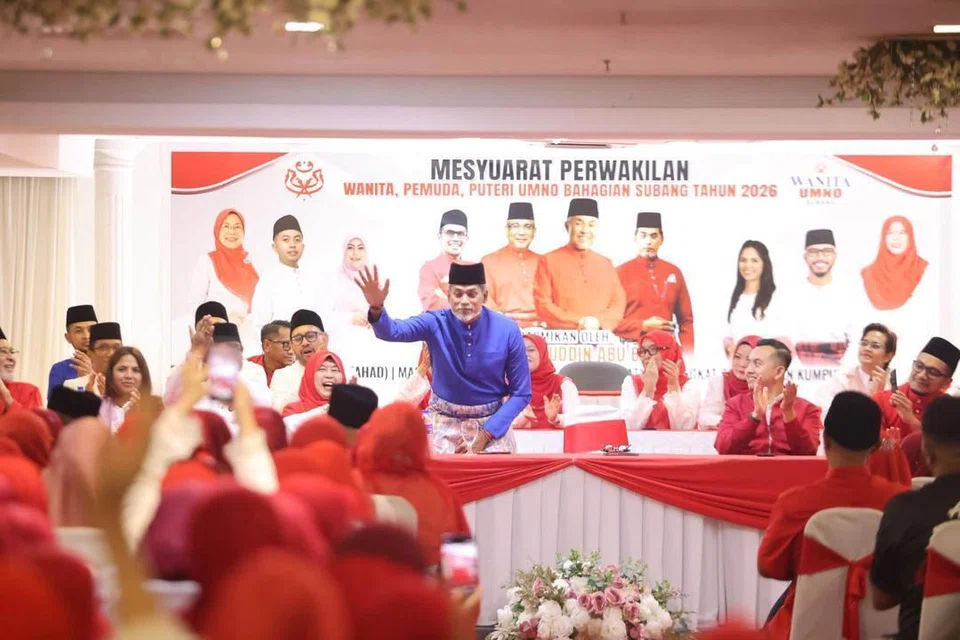 Mantan Ketua Pemuda Umno Malaysia, Encik Khairy Jamaluddin (baju biru) merasmikan Mesyuarat Perwakilan Pergerakan Pemuda Umno Bahagian Subang di Bangunan Umno Selangor, pada malam 19 Julai.