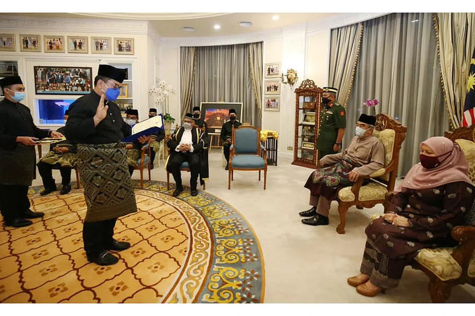 TUBUH KERAJAAN NEGERI: Datuk Seri Sulaiman Md Ali mengangkat sumpah jawatan Ketua Menteri Melaka ke-13 di hadapan Yang di-Pertua Negeri, Tun Mohd Ali Rustam, pada 1 pagi semalam. - Foto FACEBOOK SULAIMAN MD ALI