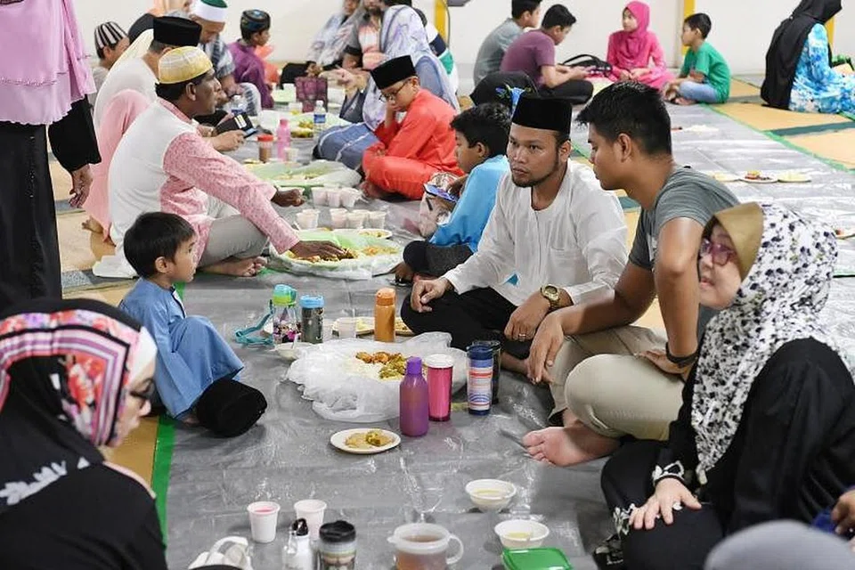 (Gambar hiasan) Masyarakat Islam harus bersedia bagi semua senario, termasuk masjid ditutup hingga Ramadan, kata Mufti Dr Nazirudin Mohd Nasir dalam satu sidang media pada 24 Mac. - Foto fail
