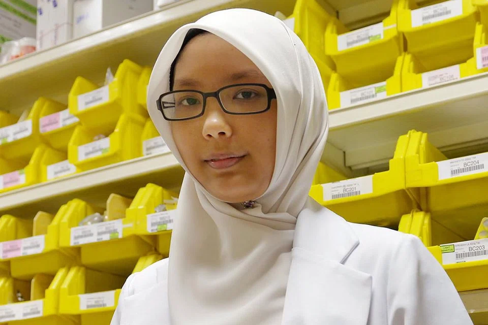 PENYAKIT JADI PERANGSANG: Penyakit TB yang dialami Siti Nurhana ketika menduduki peperiksaan GCE Peringkat 'O' bukan hambatan baginya meneruskan pengajian sehingga ke menara gading dan kemudian berjaya menamatkan pengajian dalam bidang farmasi. - Foto TUKIMAN WARJI