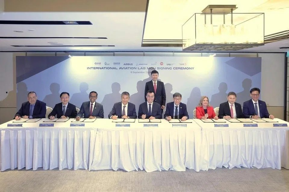 Menteri Pengangkutan, Encik Chee Hong Tat (belakang, berdiri) menyaksikan pemeteraian Memorandum Persefahaman (MOU) antara CAAS bersama rakan kongsi pengasas lain di satu majlis di Hotel Shangri-La pada 6 September.