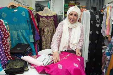 TEMPAHAN MENGGALAKKAN: Cik Maimunah berkata penyertaan dalam pameran dan ekspo membolehkannya menarik lebih banyak tempahan menjahit. - Foto QASHRUL HIDAFI