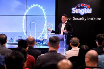 TANGANI SERANGAN SIBER: Ketua Pegawai Eksekutif (CEO) Singtel, Encik Ng Tian Chong, melancarkan satu program baru untuk bantu syarikat tangani serangan siber.