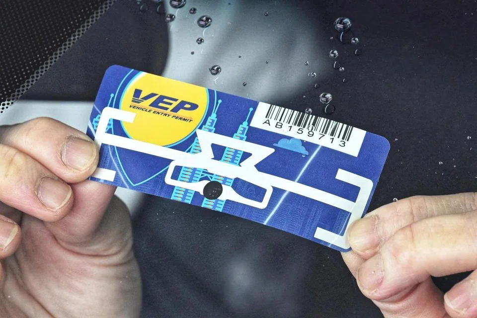 Perkhidmatan ‘langkau giliran’ bagi mendapatkan Permit Masuk Kenderaan (VEP) berharga antara $25 dengan $168, berbanding RM40 ($12.20) yang dibayar pemilik kenderaan jika mereka mendaftar sendiri untuk permit itu melalui laman web Jabatan Pengangkutan Jalan (JPJ) Malaysia.