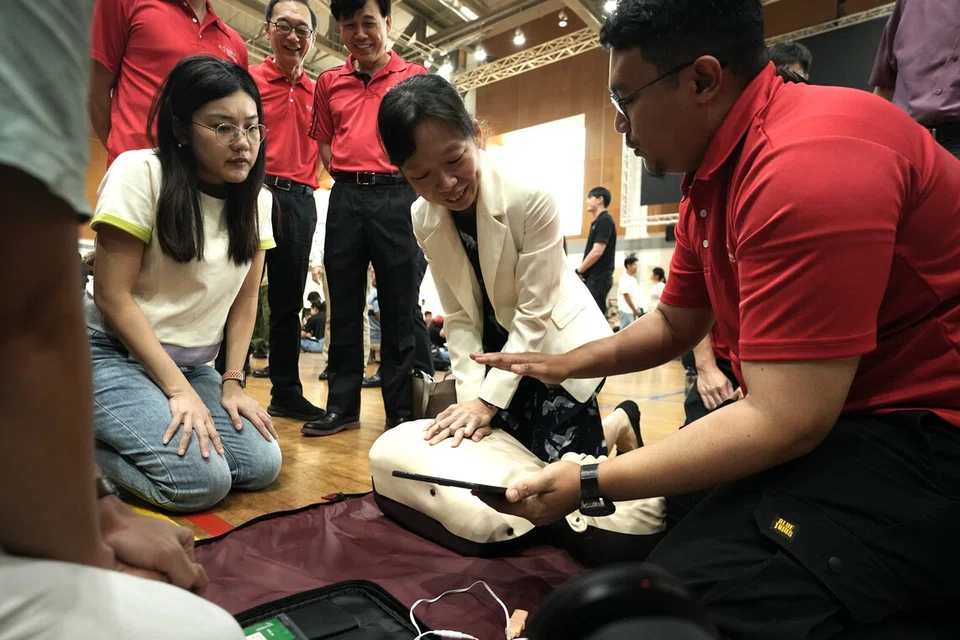 Cik Lau (tengah) mencuba latihan CPR dan AED semasa acara Projek Heart 2026 di Kolej Utara Institut Pendidikan Teknikal pada 17 Oktober.
