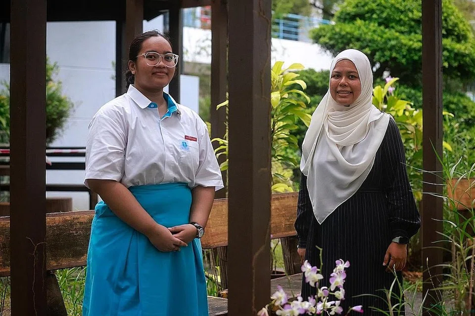 HARI PERTAMA SEKOLAH 2021 BERBEZA: Pelajar Sekolah Hai Sing Catholic, Nur Aleeya Hazlynn Hazli, dan guru kanan Bahasa Melayu, Cik Siti Raihanni Selamat akur pembukaan semula sekolah tahun ini amat berbeza dari tahun-tahun sudah, namun mereka faham kepentingan adanya langkah-langkah pengurusan selamat yang mesti dikuatkuasa. - Foto BH oleh KEVIN LIM 