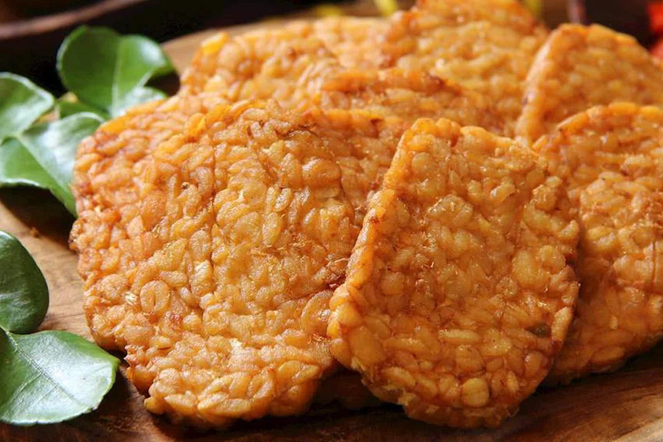 Tempe adalah sumber protein yang baik untuk golongan vegetarian.