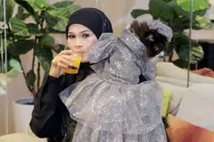 Usahawan Malaysia dan pemilik pakaian Muslimah Bawal Exclusive, Cik Haliza Maysuri, bersama kucing jenis baka ‘Persian’ miliknya yang diberi nama Money, semasa sambutan ulang tahun kucing itu di salah satu butik Louis Vuitton di Malaysia. Kucing itu memakai baju couture hasil buatan Rizalman Couture, milik pereka tersohor Malaysia, Encik Rizalman Ibrahim.