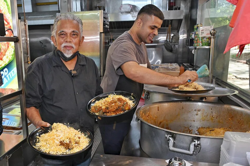 Pemilik Cahaya Timur di Changi Village, Encik Jamaludin Latiff (kiri), kini mengendalikan ruang makan yang lebih luas berbanding kedai pertamanya, yang terletak di deretan yang sama. Di sisi beliau ialah kakitangannya.