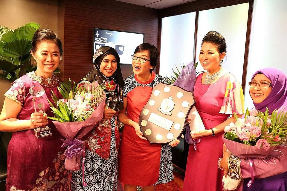 ANAK JADI PENDORONG: Ibu dua anak, Cik Ling Bee Sian (tengah), penerima Anugerah Ibu Teladan ke-24 anjuran Jamiyah Singapura, berkata anaknya merupakan sumber inspirasinya agar terus berusaha dan bekerja keras dalam hidup. Beliau kelihatan bersama finalis lain (dari kiri) Cik Tan Siew Suan, Cik Norhayati Yusop, Cik Betty Yu dan Dr Alimah Lob. - Foto SITI AISYAH NORDIN