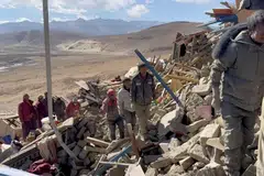 Pasukan penyelamat bekerja di tengah-tengah runtuhan selepas gempa bumi di lokasi yang dikenal pasti sebagai Bandar Shigatse, Wilayah Autonomi Tibet, China, seperti yang terlihat dalam tangkap layar daripada video pada 7 Januari.  