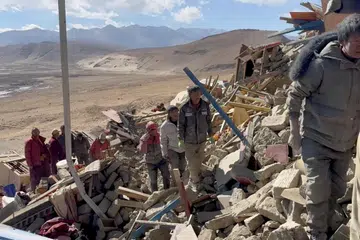 Pasukan penyelamat bekerja di tengah-tengah runtuhan selepas gempa bumi di lokasi yang dikenal pasti sebagai Bandar Shigatse, Wilayah Autonomi Tibet, China, seperti yang terlihat dalam tangkap layar daripada video pada 7 Januari.  