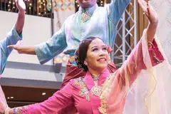 Pengasas dan pengarah kumpulan seni tarian Melayu Singapura, Attrians Singapura, Rizal Yusoff (atas), bimbang tidak ada peningkatan dalam minat masyarakat terhadap tarian Melayu Singapura. 