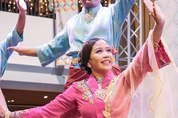 Pengasas dan pengarah kumpulan seni tarian Melayu Singapura, Attrians Singapura, Rizal Yusoff (atas), bimbang tidak ada peningkatan dalam minat masyarakat terhadap tarian Melayu Singapura. 