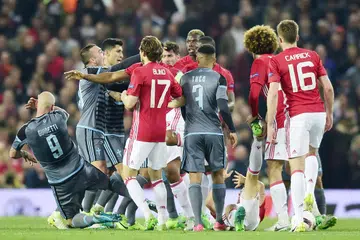 DICEMARI INSIDEN GADUH: Pemain Celta, John Guidetti (kiri), terjatuh ke padang selepas terlibat dalam pergaduhan dengan pemain pertahanan United, Eric Bailly (terlindung), dalam pertemuan separuh akhir kedua Liga Europa dinihari semalam. - Foto-foto AFP