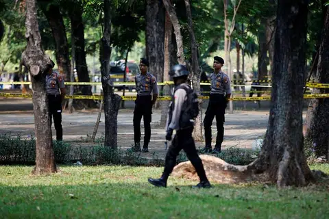 Lebih ramai pegawai polis akan dikerahkan untuk memastikan keselamatan di Indonesia menjelang Hari Natal. FOTO: REUTERS