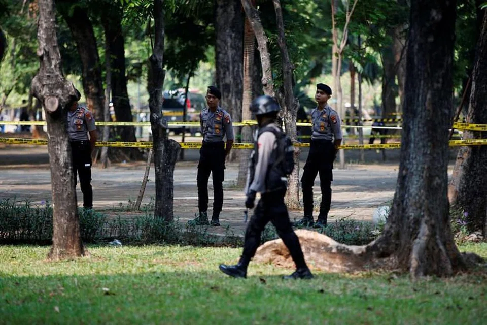 Pegawai polis berwaspada setelah letupan di Kompleks Monumen Nasional di Jakarta pada 3 Disember 2019. FOTO: REUTERS