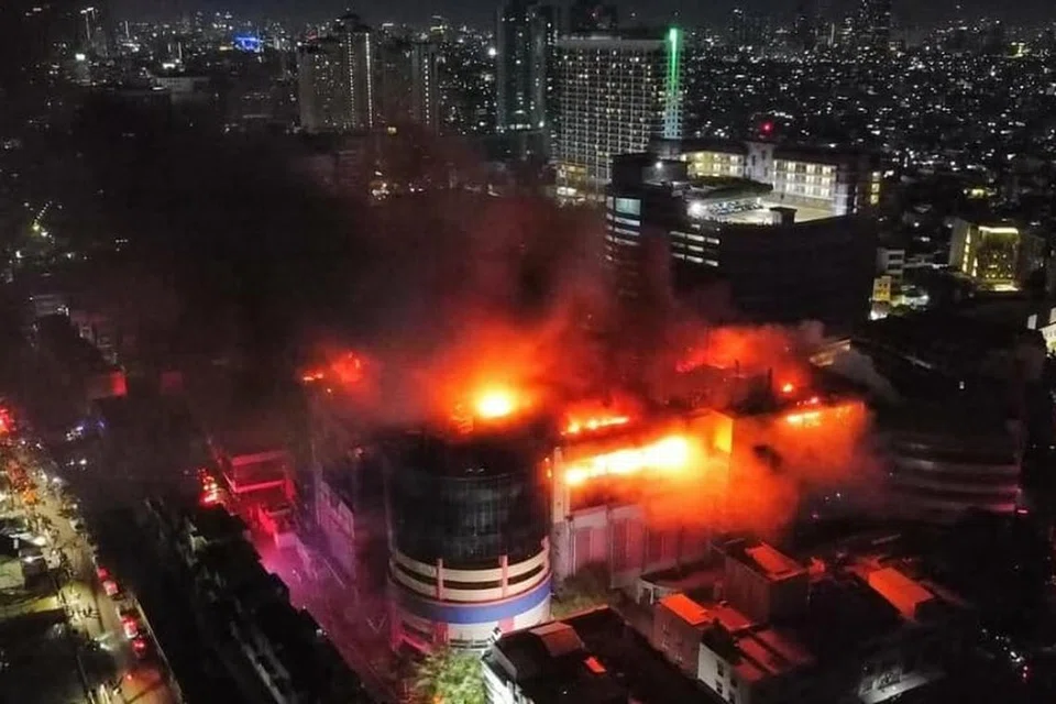 Kebakaran besar di Plaza Glodok, Jakarta, dengan pasukan penyelamat menemukan empat mayat daripada kebakaran yang bermula di tingkat tujuh.