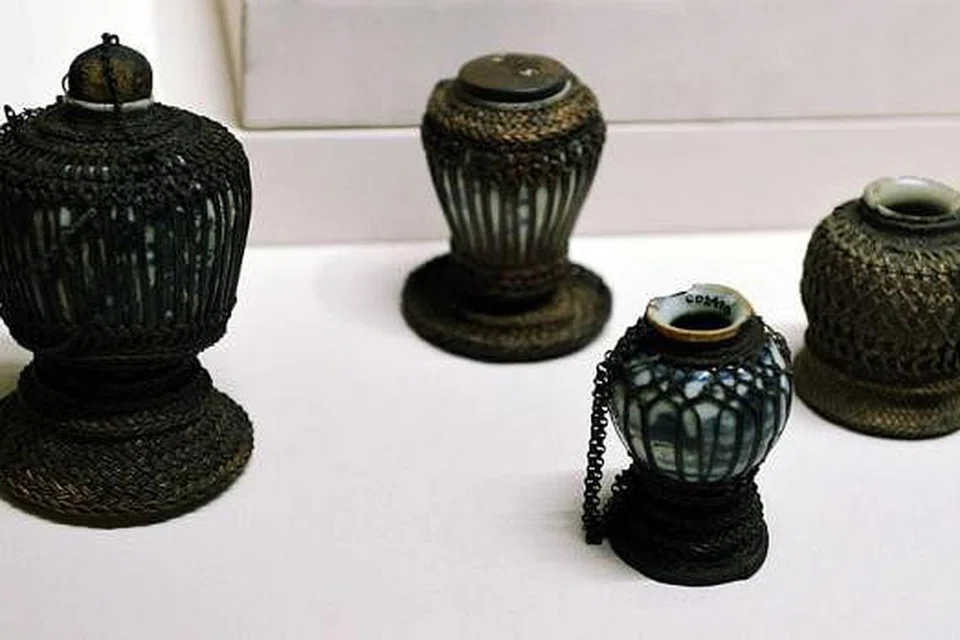  SIMPAN UBAT: Balang kecil digunakan untuk menyimpan ubatan dan biasanya dihias dengan azimat dan tangkal. Balang-balang ini dihasilkan di China dari kurun ke-16 hingga kurun ke-19. Sarung dan pengikat balang itu diperbuat daripada kayu dan rotan dianyam. Ia ditambah di Ulu Kerinci, Jambi, timur Sumatera, pada awal kurun ke-20. 