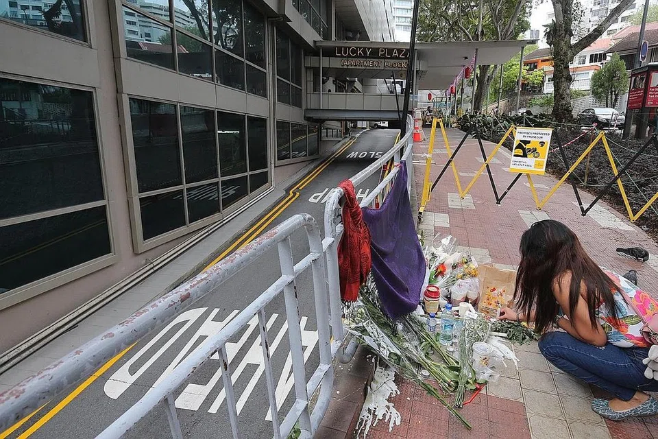 Mengingati mangsa korban nahas di Lucky Plaza -Foto ZAOBAO 