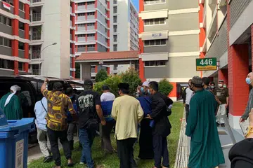 DIBAWA UNTUK DIKEBUMIKAN: Jenazah Allahyarham Rahman Samad dan Allahyarhamha Hamidah Sirat dibawa ke Pusara Abadi sekitar 5.30 petang semalam dari rumah anak pasangan itu di Hougang. Kiri ialah gambar pasangan suami isteri ini yang terkorban selepas terlibat dalam nahas di TPE kelmarin. - Foto BH oleh ERVINA MOHD JAMIL & FACEBOOK NORAINI NOR 