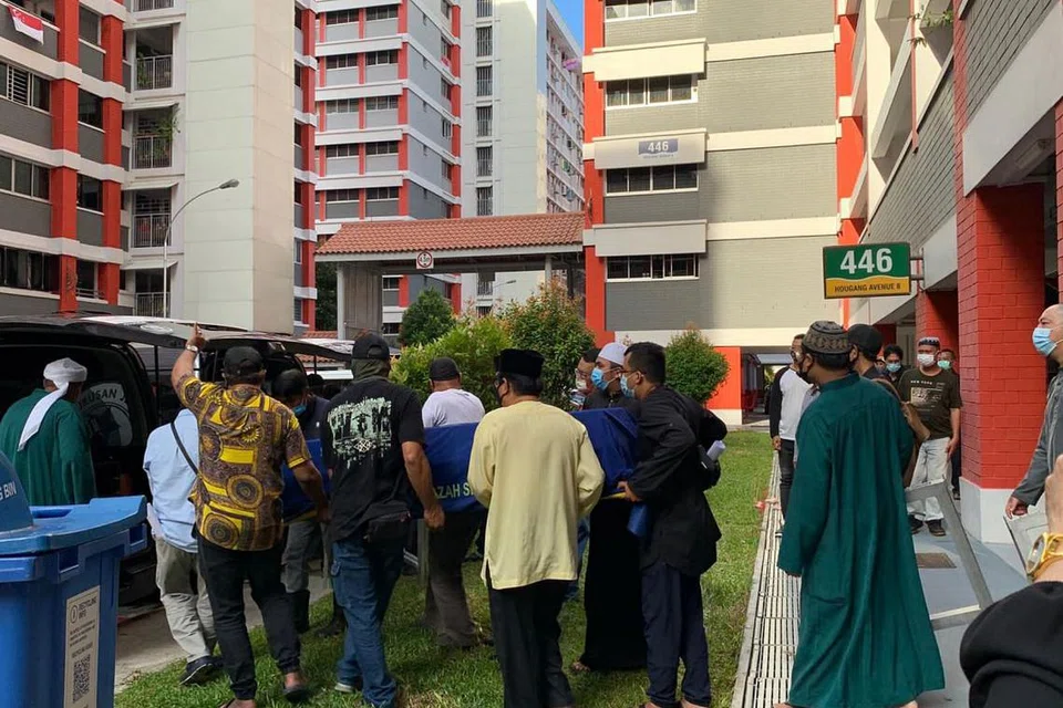 DIBAWA UNTUK DIKEBUMIKAN: Jenazah Allahyarham Rahman Samad dan Allahyarhamha Hamidah Sirat dibawa ke Pusara Abadi sekitar 5.30 petang semalam dari rumah anak pasangan itu di Hougang. Kiri ialah gambar pasangan suami isteri ini yang terkorban selepas terlibat dalam nahas di TPE kelmarin. - Foto BH oleh ERVINA MOHD JAMIL & FACEBOOK NORAINI NOR 