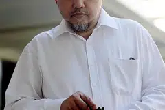 TEMPOH HUKUMAN DIKURANGKAN: Bekas Presiden Majlis Pusat, Saharudin Kassim (atas), yang dikenakan hukuman penjara 42 bulan atas 10 tuduhan, mendapat pengurangan tempoh penjara kepada 18 bulan. Bekas Setiausaha Kewangan badan itu, Abdul Ghani Tahir pula, yang dikenakan hukuman penjara 24 bulan atas lima tuduhan, dapat pengurangan tempoh hukuman kepada 12 bulan. - Foto fail