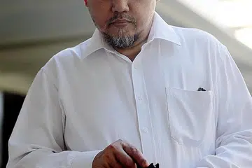 TEMPOH HUKUMAN DIKURANGKAN: Bekas Presiden Majlis Pusat, Saharudin Kassim (atas), yang dikenakan hukuman penjara 42 bulan atas 10 tuduhan, mendapat pengurangan tempoh penjara kepada 18 bulan. Bekas Setiausaha Kewangan badan itu, Abdul Ghani Tahir pula, yang dikenakan hukuman penjara 24 bulan atas lima tuduhan, dapat pengurangan tempoh hukuman kepada 12 bulan. - Foto fail