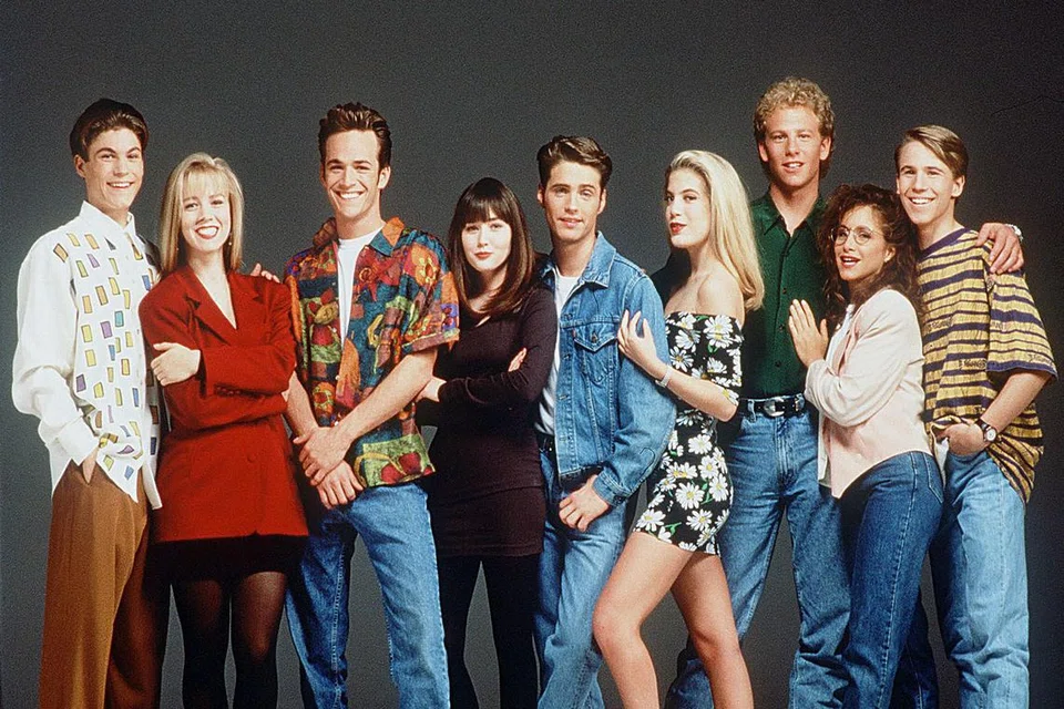 Pelakon, Jennie Garth (dua dari kiri) bersama  Luke Perry (tiga dari kiri), dan barisan pelakon lain dalam drama, ‘Beverly Hills 90210’. 