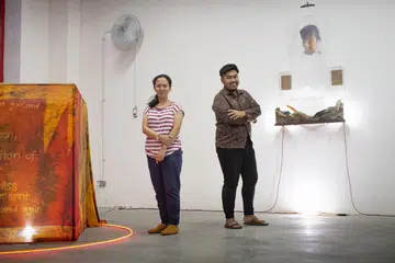 BENGKEL TULIS PUISI DAN BATIK: Pelukis batik Cik Fajrina Razak dan artis seni visual ncik Noor Iskandar akan memimpini bengkel penulisan puisi dan lukisan batik Ahad ini.