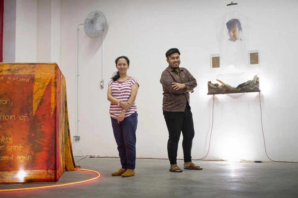 BENGKEL TULIS PUISI DAN BATIK: Pelukis batik Cik Fajrina Razak dan artis seni visual ncik Noor Iskandar akan memimpini bengkel penulisan puisi dan lukisan batik Ahad ini.