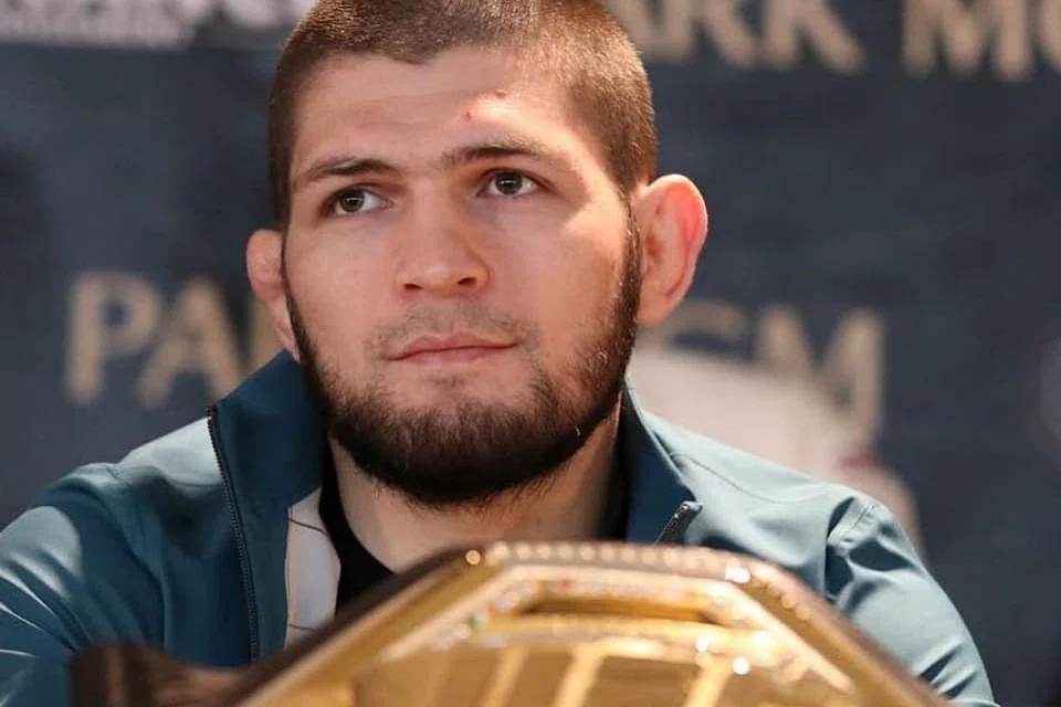 SIKAP BERTANGGUNGJAWAB: Juara kelas lightweight, Khabib Nurmagomedov, sepatutnya menjadi tarikan utama di UFC 249 di mana beliau akan bertarung dengan Tony Ferguson, tetapi dalam status di laman Instagramnya, dia berkata dia tidak sanggup meninggalkan Russia untuk perlawanan itu.