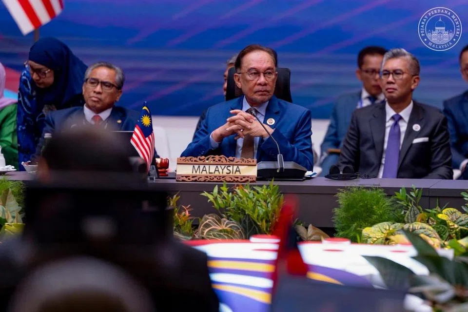 Perdana Menteri Malaysia, Datuk Seri Anwar Ibrahim (tengah), pada sesi pleno sempena Sidang Kemuncak Asean ke-46, di Kuala Lumpur, pada 26 Mei.  