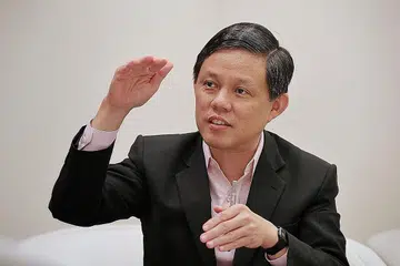 TETAP OPTIMIS: Dengan pelbagai pelaburan yang bakal ditarik dalam dua, tiga tahun ini, Encik Chan telah melahirkan keyakinannya dengan prospek ekonomi walaupun keadaan tidak menentu. - Foto BM oleh GAVIN FOO