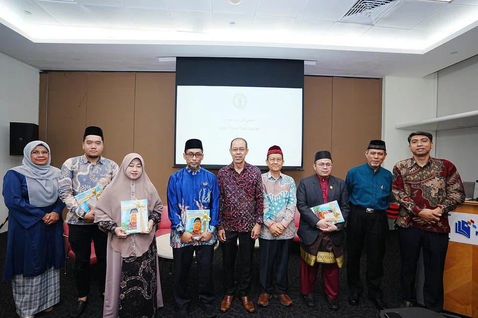 Aktivis Jawi berkumpul dalam Simposium bertema ‘Pelestarian Tulisan Jawi’. (Dari kiri) Dr Kartini Bte Anwar (Singapura)
En Fauzi Azman (Singapura), Dr Suraiya Chapakiya (Thailand)
Prof Madya Dr Adi Yasran Abdul Aziz (Malaysia), Prof Madya Mohd Mukhlis Abu Bakar (Singapura), Cikgu Supki Haji Sidek (Singapura), Dr Hj Mohd Shahrol Azmi (Brunei), Encik Mohd Raman Daud (Singapura) dan Ustaz Dr Qusairy Muhd Taha (Singapura). 