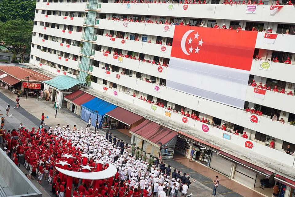TUNJUK PERPADUAN: Warga Singapura mengusulkan cadangan untuk mempamerkan bendera Singapura untuk menunjukkan semangat perpaduan dalam negara ini menangani wabak Covid-19.
