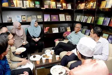 SANTUNI ANAK MUDA: Encik Masagos (menghadap kamera, dua dari kanan) bersama Encik Esa (kanan) menemui penuntut pelbagai bidang pengajian Islam Jumaat lalu di bawah usaha Pejabat Kerjaya dan Kebajikan Pelajar. - Foto FACEBOOK MASAGOS ZULKIFLI MASAGOS MOHAMAD