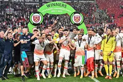 SAMBUT KEMENANGAN: Pemain West Ham, termasuk pemain midfield England Declan Rice (tengah), meraikan kejayaan mereka menjuarai Liga Conference Europa, piala utama kelab itu dalam 43 tahun.  