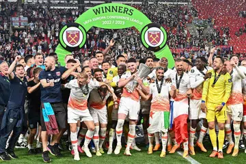 SAMBUT KEMENANGAN: Pemain West Ham, termasuk pemain midfield England Declan Rice (tengah), meraikan kejayaan mereka menjuarai Liga Conference Europa, piala utama kelab itu dalam 43 tahun.  