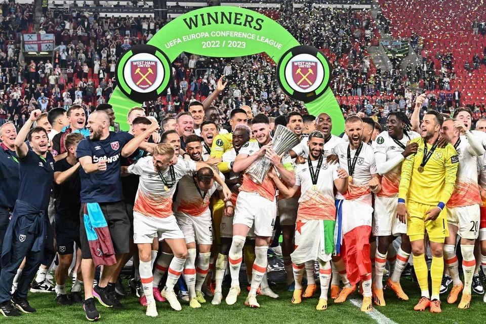 SAMBUT KEMENANGAN: Pemain West Ham, termasuk pemain midfield England Declan Rice (tengah), meraikan kejayaan mereka menjuarai Liga Conference Europa, piala utama kelab itu dalam 43 tahun.  